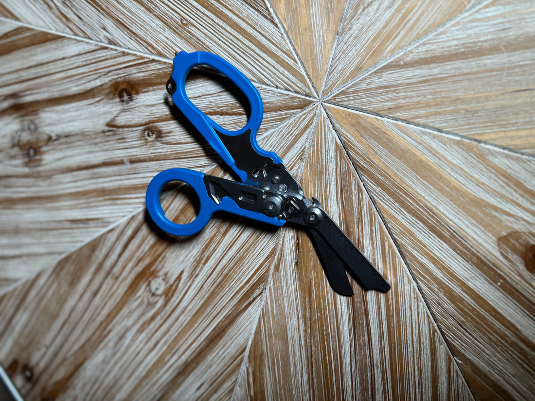 Trauma Shears, 6 in 1 Foldable Emergency Response Scissors,Stainless Steel Collapsible Scissors Pliers