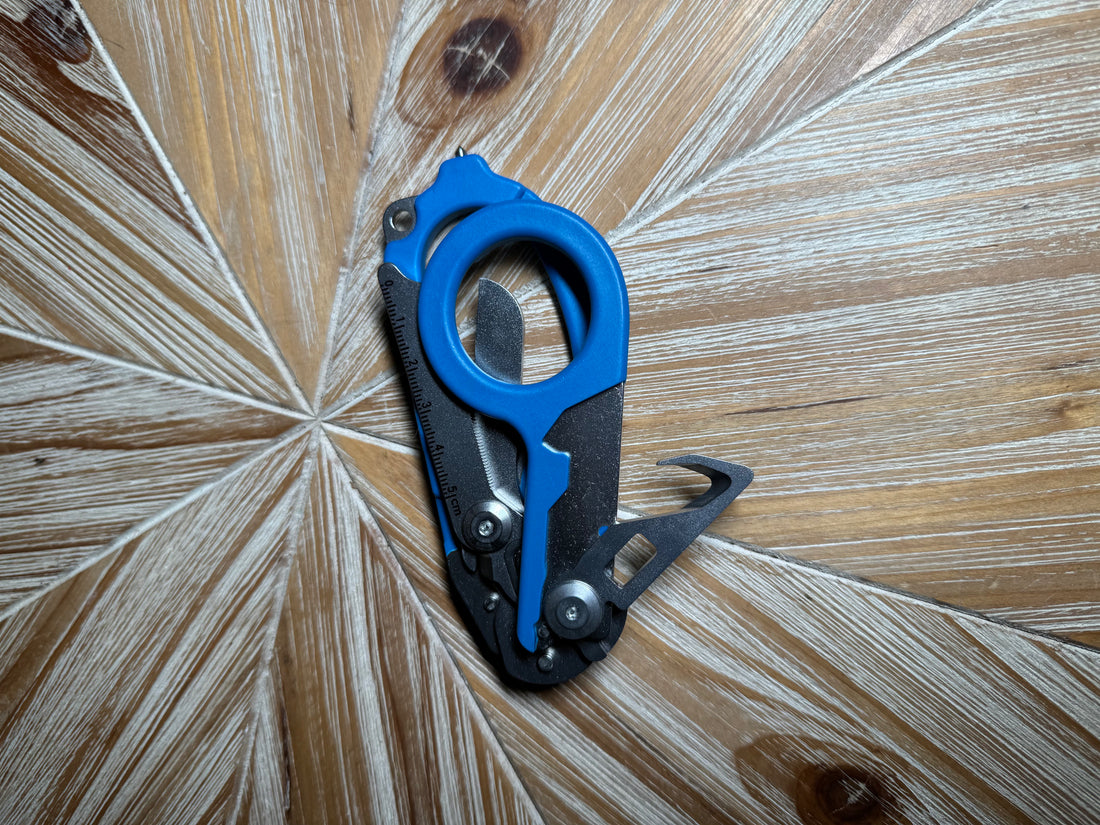 Trauma Shears, 6 in 1 Foldable Emergency Response Scissors,Stainless Steel Collapsible Scissors Pliers