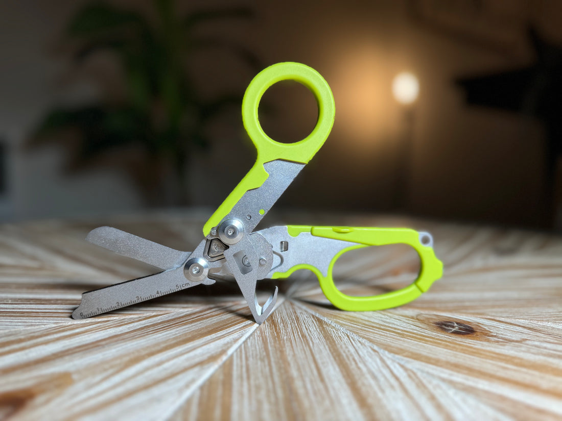 Trauma Shears, 6 in 1 Foldable Emergency Response Scissors,Stainless Steel Collapsible Scissors Pliers