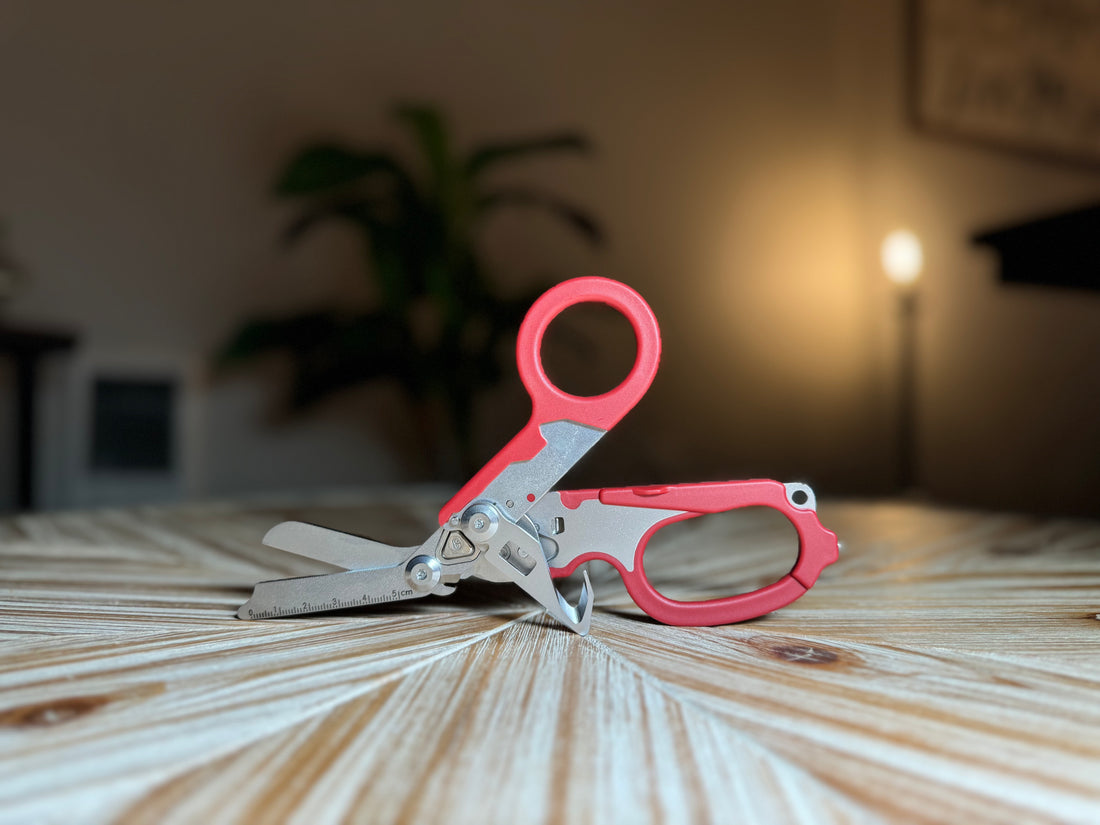 Trauma Shears, 6 in 1 Foldable Emergency Response Scissors,Stainless Steel Collapsible Scissors Pliers