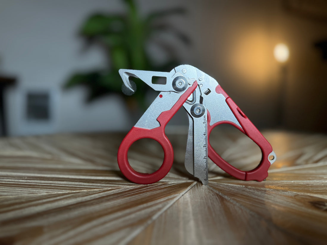 Trauma Shears, 6 in 1 Foldable Emergency Response Scissors,Stainless Steel Collapsible Scissors Pliers