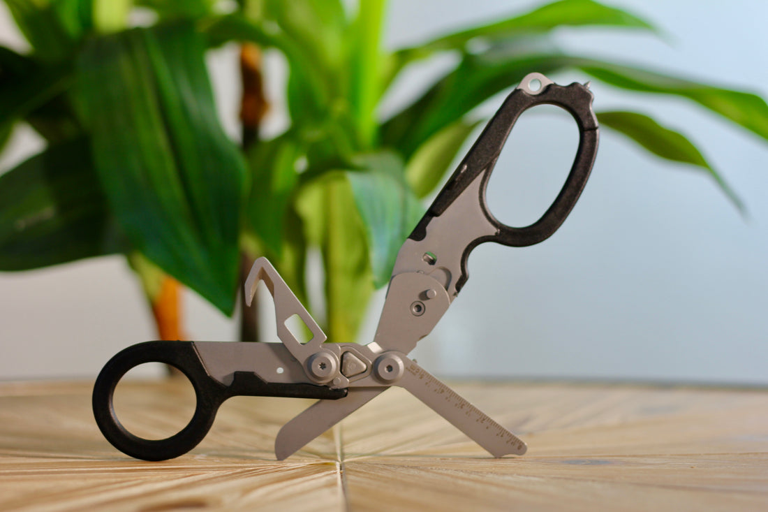 Trauma Shears, 6 in 1 Foldable Emergency Response Scissors,Stainless Steel Collapsible Scissors Pliers
